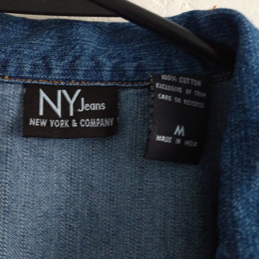 Cute New York & Co Floral Embroidered Denim Shirt Medium Petite MP PM Chest 36" - Picture 4 of 5
